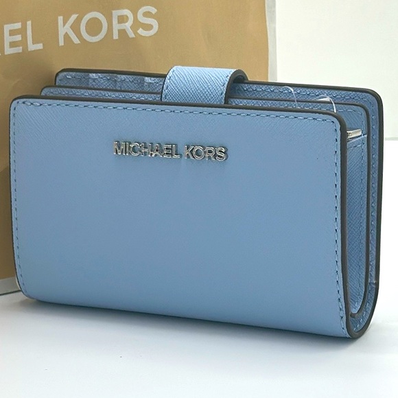 MICHAEL KORS Medium Crossgrain Leather Bifold Wallet ZP CN
Light Sky - Picture 1 of 14